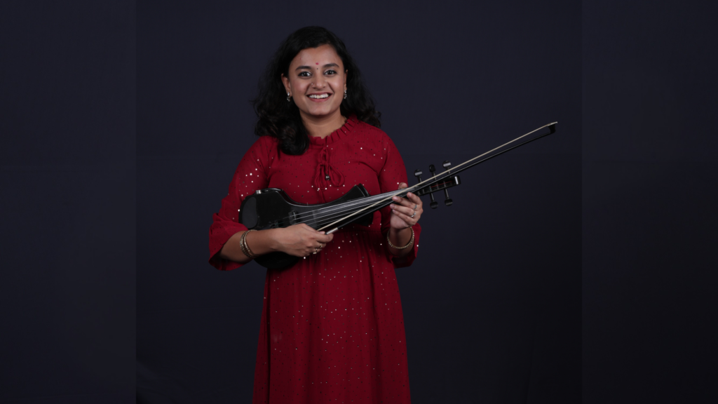 Rangappriya Sankaranarayanan playing violin on stage
