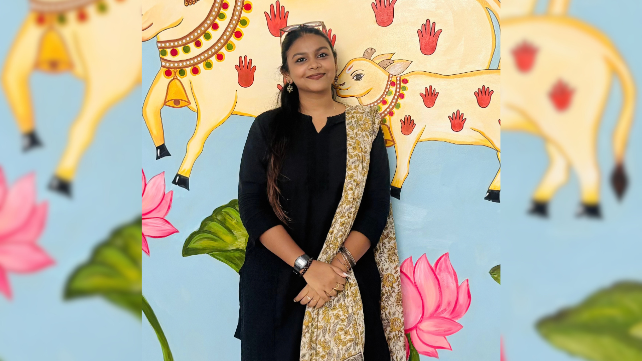 Pavithra Jayaram blending colorful acrylic pigments on canvas